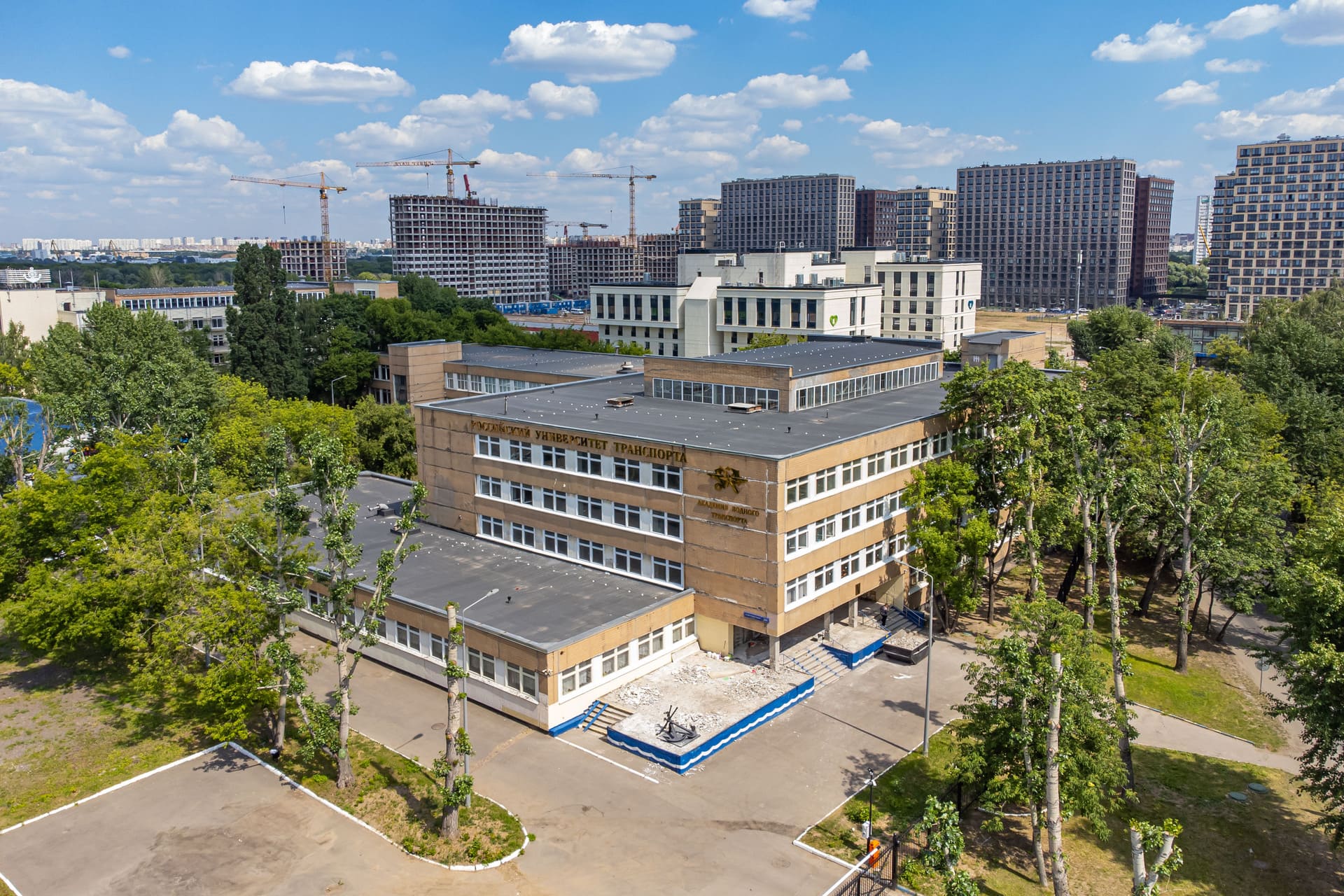 Российский университет транспорта рядом с ЖК «Ривер Парк»